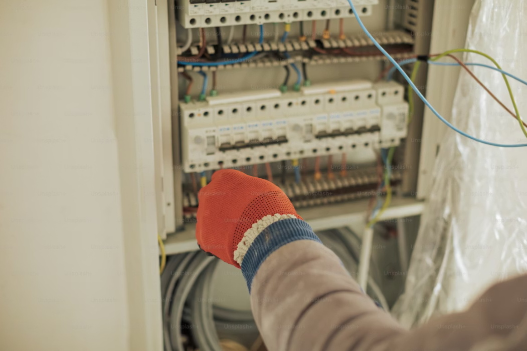 Intérieur d'un tableau électrique résidentiel avec disjoncteurs et câbles